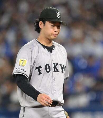 　１回、２点を許しベンチへ戻る山崎（撮影・伊藤笙子）