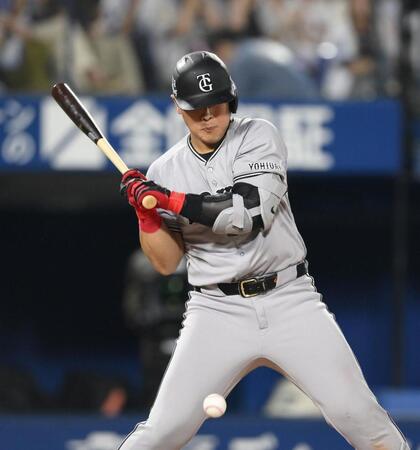 　９回、死球を受ける岡本（撮影・伊藤笙子）