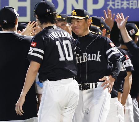 　１２勝目を挙げた上沢（１０）を迎えるソフトバンク・小久保監督＝楽天モバイルパーク