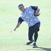 　アンダースローでキャッチボールをする藤浪（撮影・伊藤笙子）