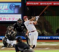 　１回、中越えに二塁打を放つ浅村（撮影・金田祐二）