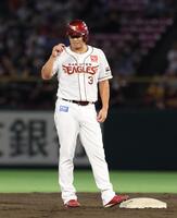 　１回、中越えに適時二塁打を放った浅村（撮影・佐々木彰尚）