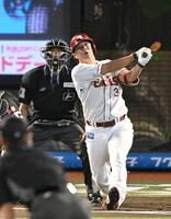 　１回、中越え適時二塁打で通算３５０二塁打を達成した浅村