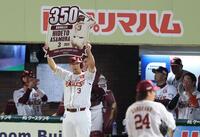 　１回、適時二塁打で通算３５０二塁打を達成した浅村（撮影・金田祐二）