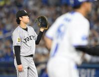 　１回、山本に押し出し四球を与えた山崎（撮影・伊藤笙子）