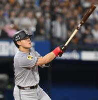 　５回、同点に追いつく右越え２ランを放つ岡本（撮影・伊藤笙子）