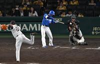 　９回、空振り三振に倒れる森駿（撮影・飯室逸平）