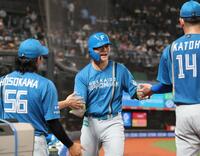 　２回、田宮の適時打で生還し、ナインとタッチを交わす清宮幸（撮影・西岡正）