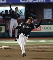 　６回、中越え２ランを放つ柳町（撮影・金田祐二）