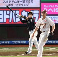 　７回、同点適時三塁打を放つ近藤（撮影・金田祐二）