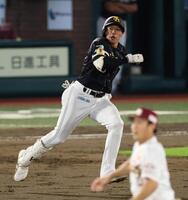 　５回、二塁打を放つ柳田（撮影・金田祐二）