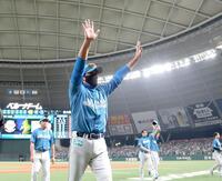 　西武との最終戦を勝利で終え、スタンドに手を振る新庄監督（撮影・西岡正）