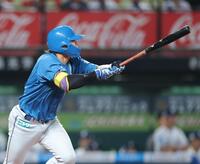 　２回、中前適時打を放つ田宮（撮影・西岡正）