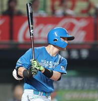 　３回、右前に２点適時打を放つ清宮幸（撮影・西岡正）