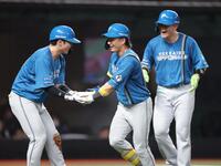 　５回、３ランを放ち、ナインとタッチを交わす水野（中央）＝撮影・西岡正