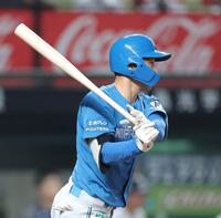 　３回、中前に勝ち越し打を放つ石井（撮影・西岡正）