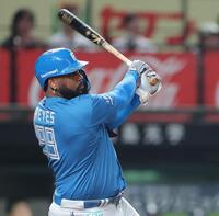 　６回、右犠飛を放つレイエス（撮影・西岡正）