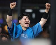 　７回、伏見の幸運な内野安打にガッツポーズの清宮幸（撮影・西岡正）