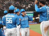 　５回、３ランを放ち、ナインとタッチを交わす水野（中央）＝撮影・西岡正