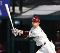 　４回、宗山は左前打を放つ（撮影・佐々木彰尚）