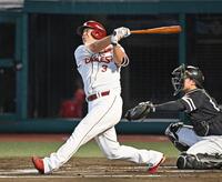 　１回、浅村が中越えに適時二塁打を放つ