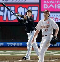 　７回、近藤が中越えに同点三塁打を放つ。投手西垣