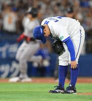 　５回、岡本（奥）に同点２ランを浴びた東（撮影・伊藤笙子）