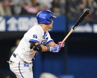 　２回、左前へ２点適時打を放つ筒香（撮影・伊藤笙子）