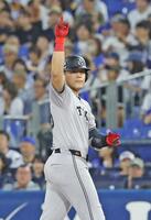 　１回、先制打を放ちポーズをとる岡本