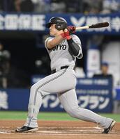 　１回、左前へ先制適時打を放つ岡本（撮影・伊藤笙子）