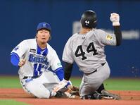 　７回、二盗を失敗する佐々木（奥は遊撃手の石上）＝撮影・伊藤笙子