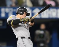 　５回、左前へ適時打を放つ泉口（撮影・伊藤笙子）