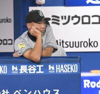 　２回、筒香に２点適時打を許し、厳しい表情の阿部監督（撮影・伊藤笙子）