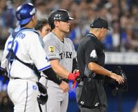 　９回、死球を受け、伊勢をにらむ岡本（撮影・伊藤笙子）