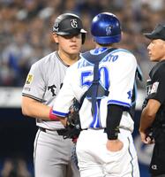 　９回、死球を受け、山本（奥）と会話を交わす岡本（撮影・伊藤笙子）