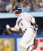 　３回、適時二塁打を放つ山田（撮影・石井剣太郎）