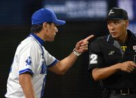 　６回、投手交代を行う三浦監督（左）＝撮影・伊藤笙子