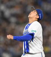 　５回、岡本に２ランを浴びるなど同点に追いつかれ、天を仰ぐ東（撮影・伊藤笙子）