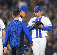 　６回、増田陸の打席で途中降板する東（撮影・伊藤笙子）