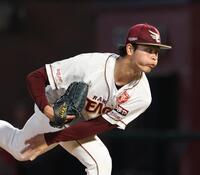 　ソフトバンク打線相手に力投する古謝（撮影・佐々木彰尚）