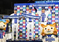 　お立ち台で笑顔を見せる（左から）宮城、森原、山本（撮影・伊藤笙子）