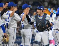 　１点差を制し、ナインとハイタッチする山本（撮影・伊藤笙子）