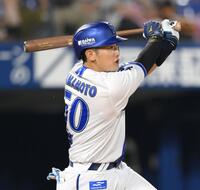 　７回、勝ち越しにつながる右前打を放つ山本（撮影・伊藤笙子）