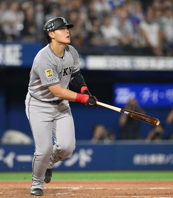 負けられない巨人 岡本和真が同点の15号2ラン！DeNA・東から