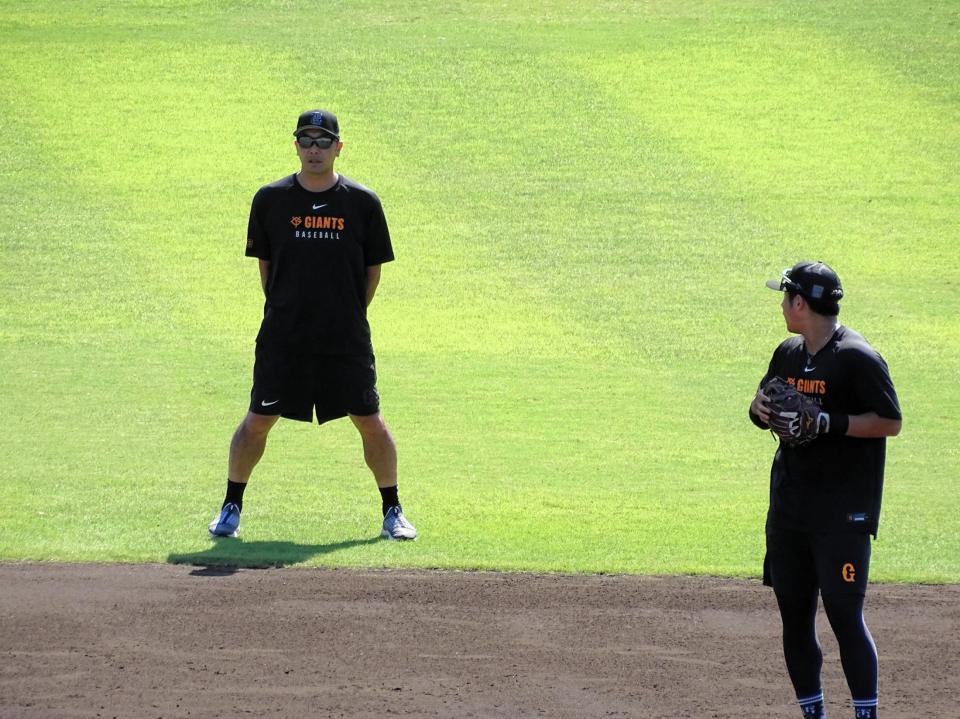 　巨人が全体練習。阿部監督（左）は守備練習する石塚に声をかける