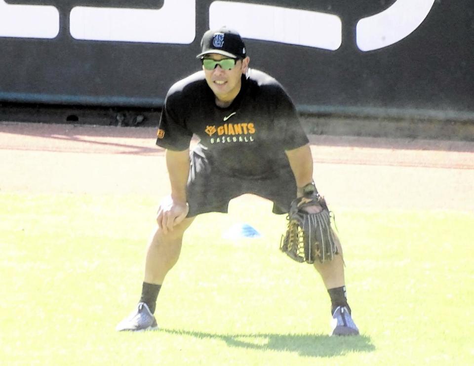 　外野から打撃練習を見守る阿部監督