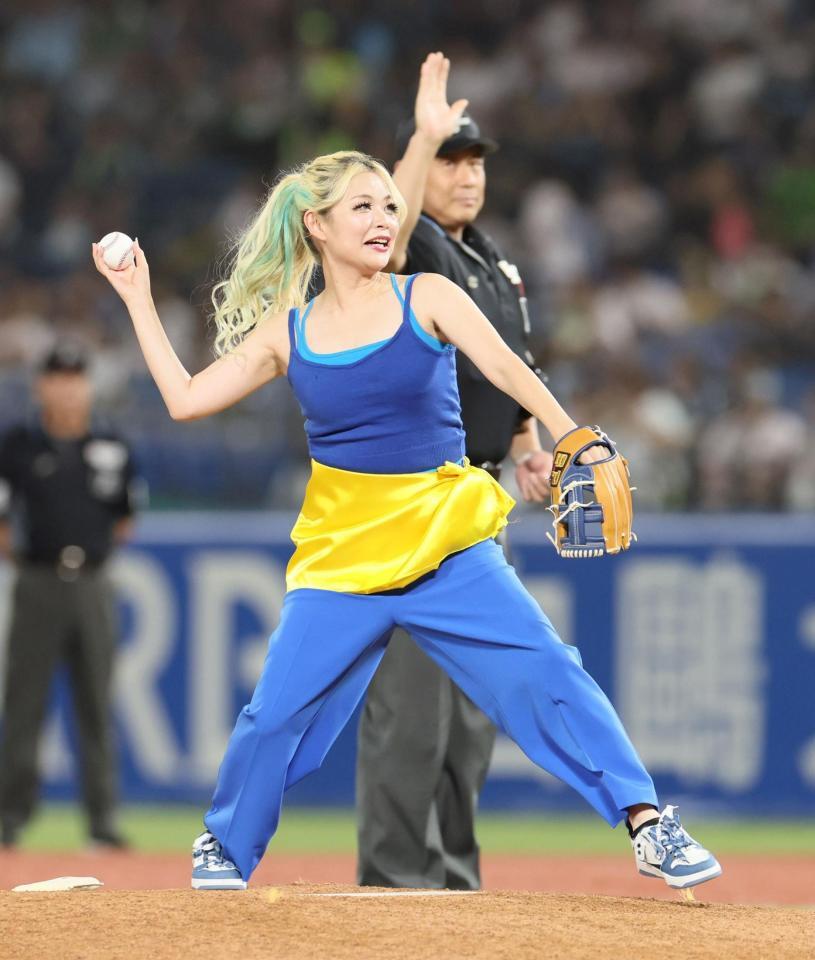 　始球式に臨むエルフ・荒川（撮影・石井剣太郎）