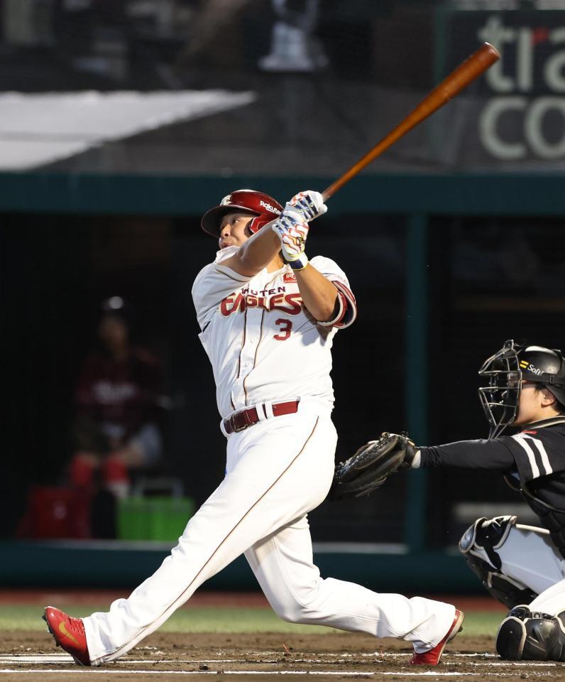 　１回、浅村は中越えに適時二塁打を放つ（撮影・佐々木彰尚）