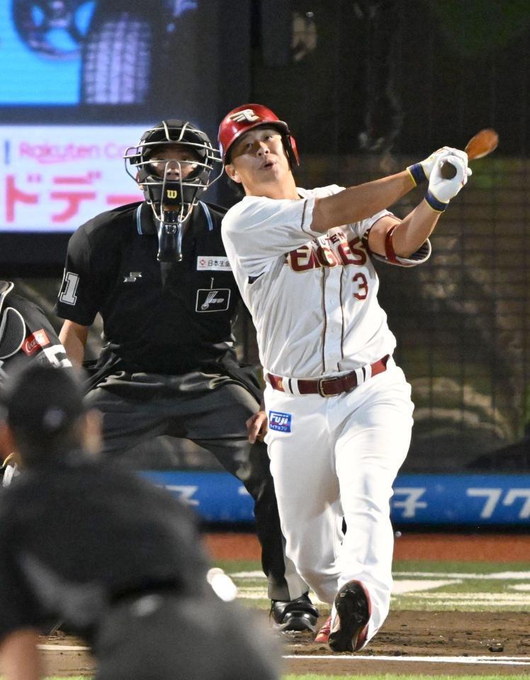 　１回、中越え適時二塁打で通算３５０二塁打を達成した浅村