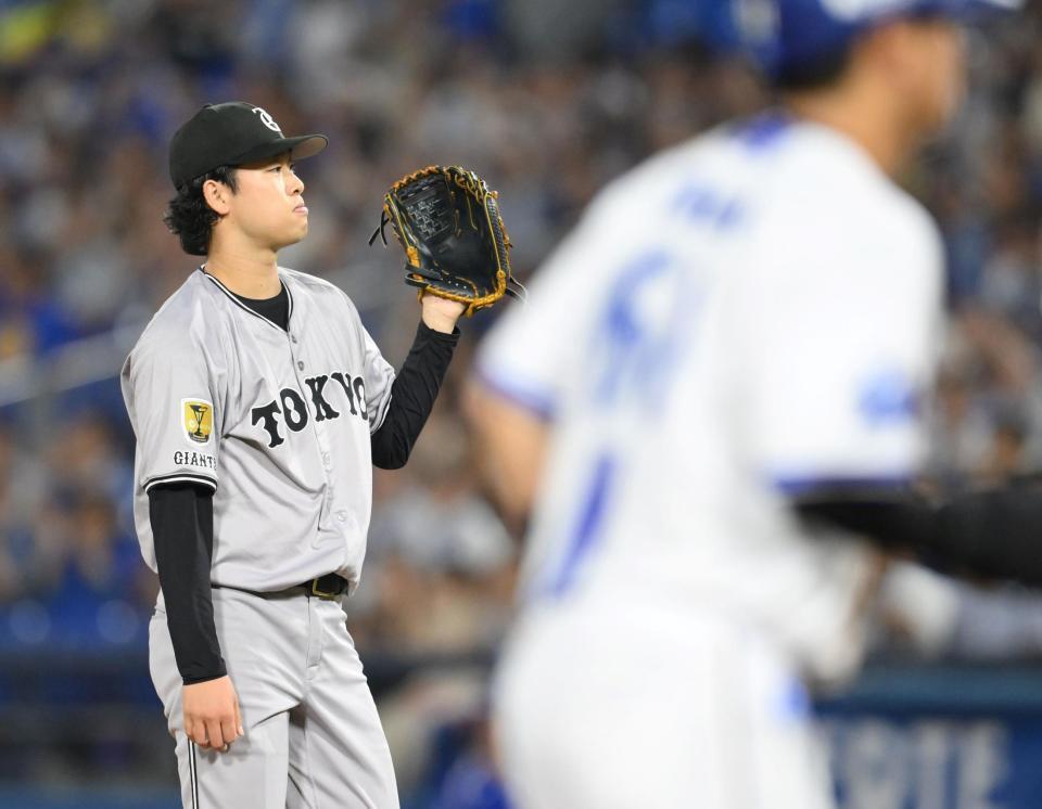 　１回、山本に押し出し四球を与えた山崎（撮影・伊藤笙子）